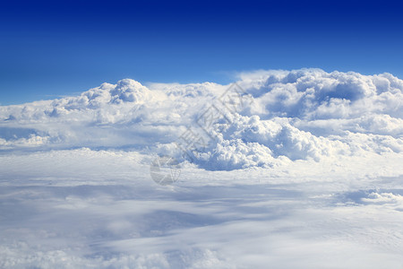 从飞机云中高望蓝天航班蓝色太阳场景环境天气旅游天篷喷射晴天背景图片