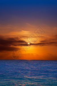 金色的日出 有太阳和海云天堂阳光反射云景天气橙子戏剧性旅行晴天海景背景图片