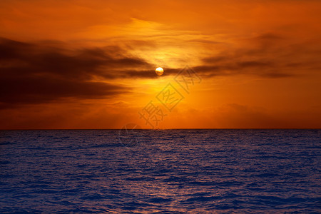金色的日出 有太阳和海云海景地平线旅行场景戏剧性风景波纹天空气候天气背景图片