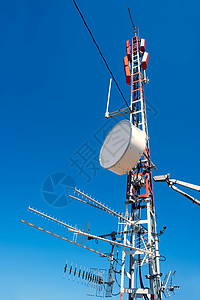 天线中继器在蓝天上乱七八糟频率建造电视发射机车站微波广播天空技术数据背景
