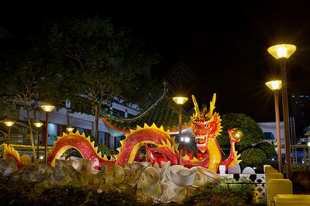 钱坤龙年宣传展板2012年中国新年 龙雕刻在桥上背景