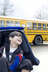 等校车男孩按校车统计的轮椅残疾5岁男孩机动性混血学校孩子骨科设备混血儿男生脑瘫需求背景