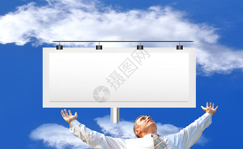 蓝空白云成功的商务人士反对一个广告委员会 和明亮的蓝云天空的成功商务人士人士控制板促销商业广告牌空气经理男人展示帆布背景