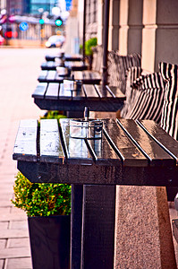 户外咖啡厅场景烟灰缸咖啡店座位椅子石头餐厅植物桌子咖啡背景图片