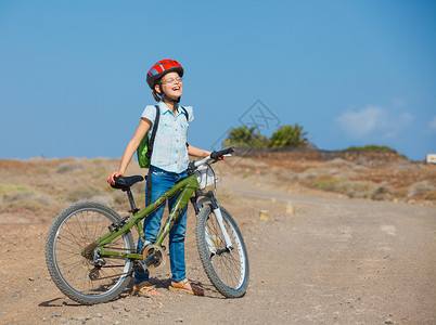 青少年骑自行车扁平风插画少女骑着自行车看风景 坐着自行车山地微笑闲暇场地幸福孩子们喜悦女性青年乐趣背景