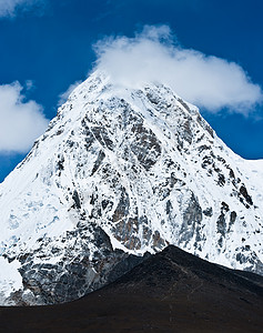 喜马拉雅山的Pumo ri和山高清图片