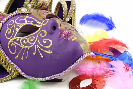 紫色羽毛装饰面具和羽毛背景