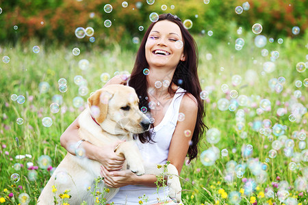 肥皂草妇女和狗朋友友谊气泡幸福女性喜悦肥皂宠物动物拥抱背景