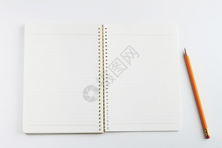 白色背景上的笔记本和铅笔商业床单笔记记事本会议备忘录螺旋学习教育学校背景图片