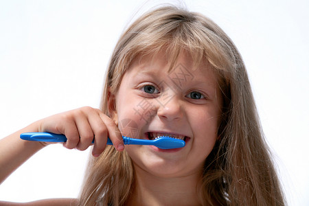 有刷牙的女孩白色牙齿乐趣童年牙医女孩们福利药品孩子卫生背景图片