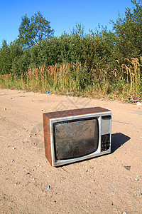 农村公路上的旧电视机高清图片