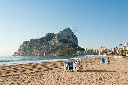 佩农德伊法赫Calpe 海滩躺椅海洋晴天风景阳光水平头皮海岸支撑酒店背景