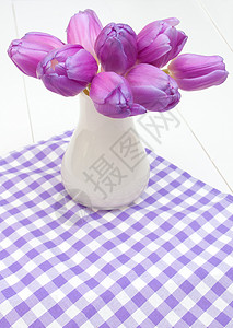 Violet 郁金花桌子花朵花瓶花束乡村桌布花瓣紫色背景图片