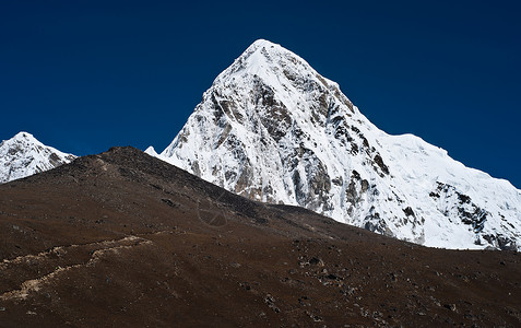 喜马拉雅山和pumo ri山图片