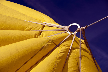 热气球飞行热气球天空黄色橙子展示晴天热气漂浮蓝色背景图片