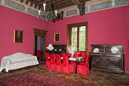 城堡中的大气中建筑学用餐椅子红色古董桌子壁炉家具婚礼内饰背景图片