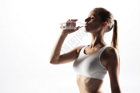 运动女人喝饮料女青年少女饮用水瓶子女性女士女孩内衣饮料头发饮食身体白色背景
