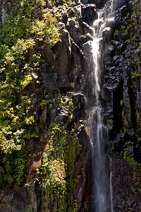 马 提拉山脉爬坡植物灌渠阴影阳光旅游木头瀑布灌溉图片