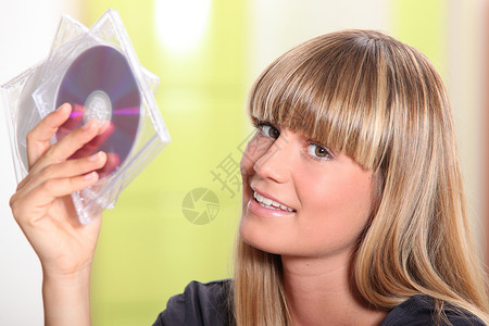 CD专辑一名持有CD的妇女的肖像背景