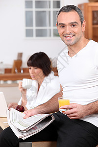 中距离夫妇吃早餐工作玻璃丈夫男人橙子电脑厨房杯子家庭裤子背景