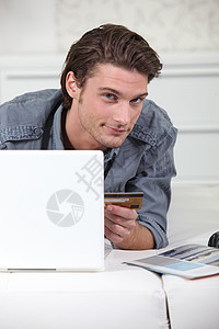 提款卡在线男子购物男人电脑小册子网络信用卡信息技术互联网银行卡目录开支背景
