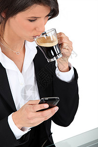 烫手拥有电话和咖啡的妇女背景
