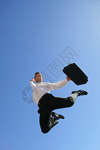 欣欣向荣的商务人士在空中跳跃背景图片