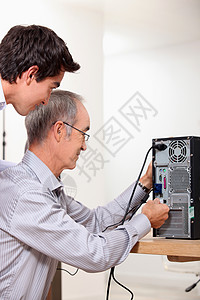 父亲和儿子修补个人电脑高清图片