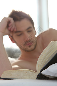 病人躺在病床死亡男人在床上读书生活小说爱好阅读热情页数说谎娱乐弯头剥离背景