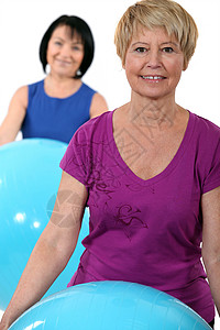 2名有体操球的中年妇女背景图片