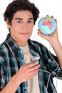 相连的地球一个十几岁的男孩 拿着手机与一个地球相连背景