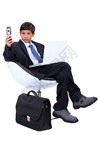 年轻男孩打扮成一个超专业的商务人士背景图片
