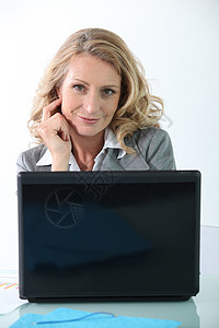 使用笔记本电脑的女商务人士女士金发微笑套装商业工作女性经理销售量白色背景图片