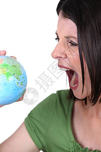 世界声音素材愤怒的女人 带着一个地球背景