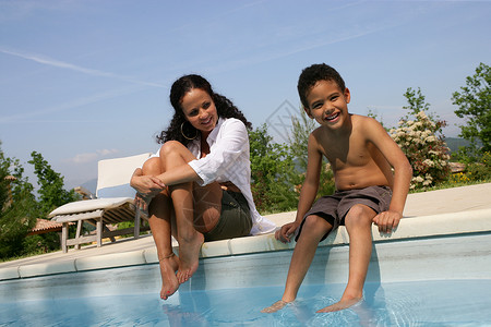 母亲和儿子在游泳池里跳脚高清图片