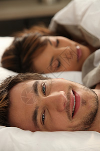 阿古斯塔床上的情侣衬衫女士苏醒卧室姿势白色棕褐色女性枕头头发背景