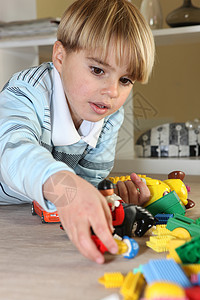 构造函数玩玩具的小金发男孩背景