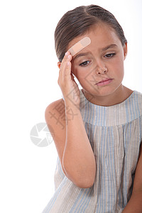 石膏头头顶有石膏的女孩哭泣孩子孩子们裙子伤害工作室白色背景