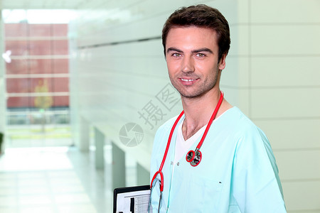 医疗事业图片独自在走廊上微笑的男护士背景