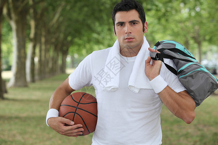 张镇麟30岁运动运动员 手持篮球和运动袋背景