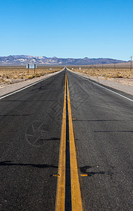 穿越沙漠的长途公路黑色沥青路线背景图片