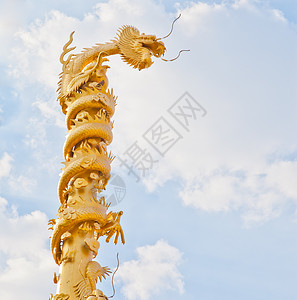 大玩家龙年门头矢量蓝色天空背景的金龙雕像背景