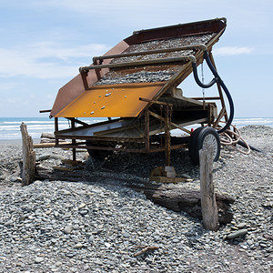 提取冲积砂金的溜冰盒 西NZ订金金子岩石金属海岸平底锅盒子生产平移机械背景