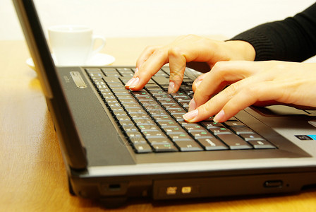 膝上型电脑键盘技术钥匙工作职业秘书文员互联网女士手指网络背景图片