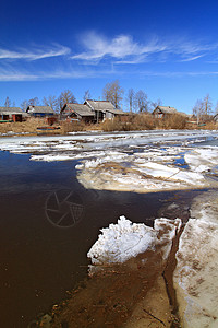 不要去河边河边有冰 可以驾着冰到村里去假期建筑学村庄雪花寒意房子建筑海岸蓝色森林背景