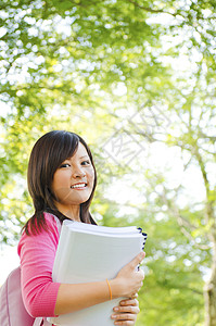 大学生生活女性公园大学青少年笔记本女士学校校园花园背景图片