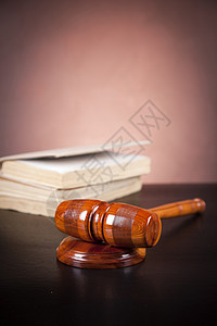 旧法律概念法庭惩罚律师木头法官权威犯罪锤子背景图片