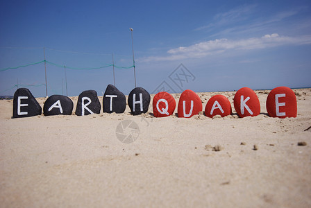 唐山大地震字体沙滩上多彩宝石上的地震概念;背景