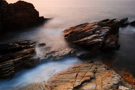 岩石和海浪海滩海岸裂缝背景图片