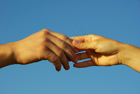 手在手掌中手势救援剪裁帮助天空身体合伙友谊协议朋友背景图片